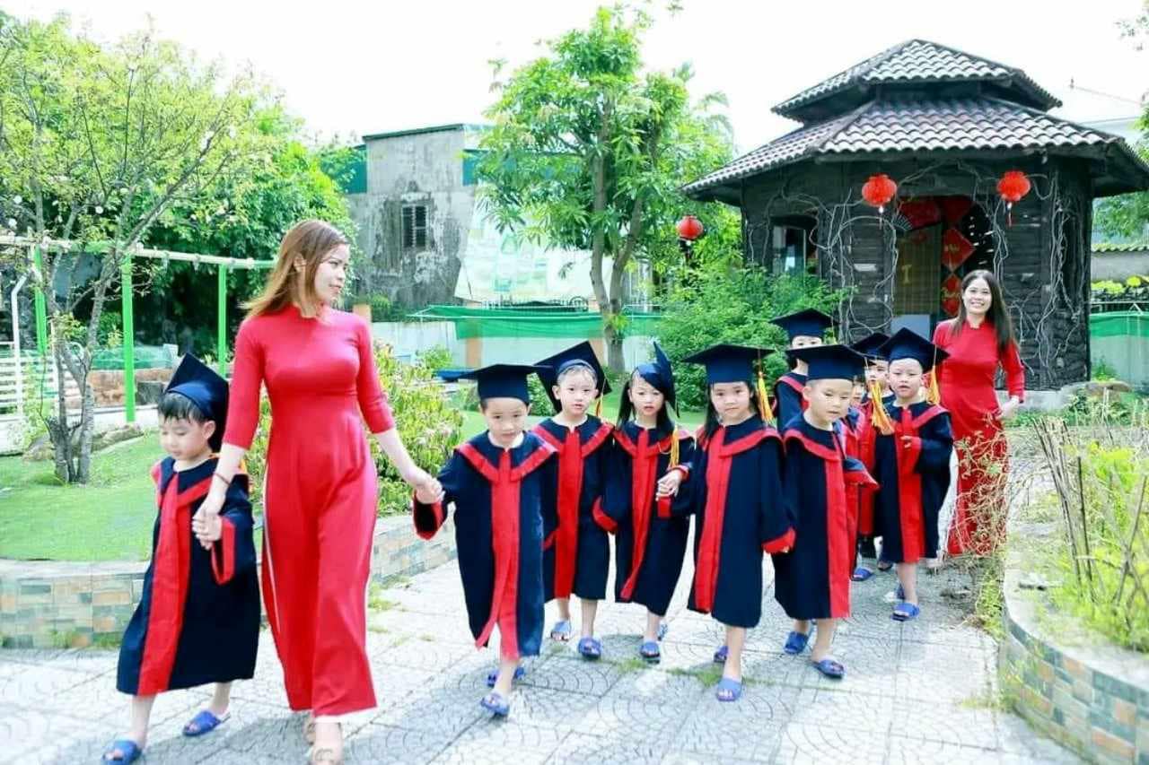 lễ phục tốt nghiệp 2024